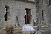 Ouverture dans mur en pierre